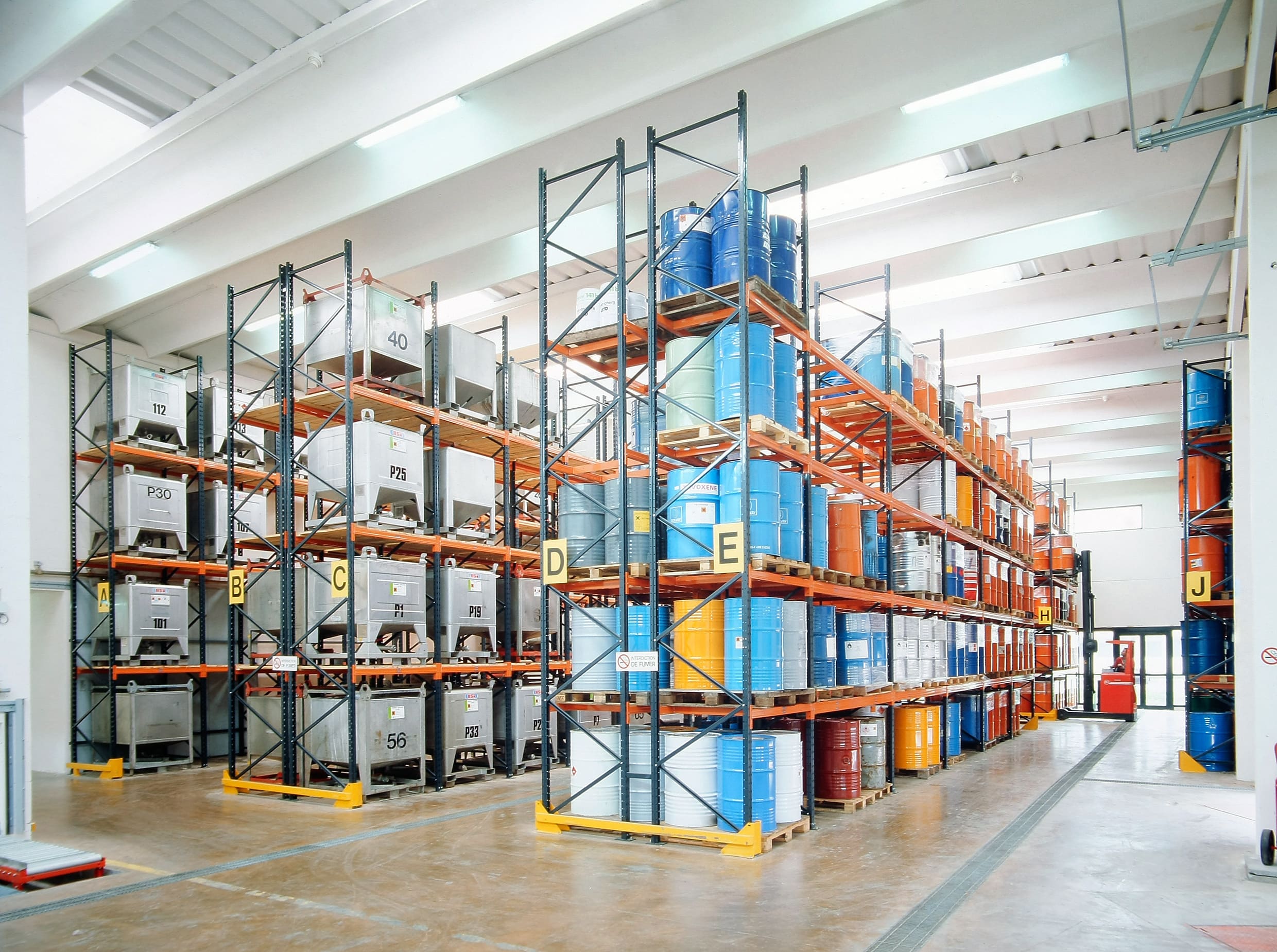 Guía de compras: cómo seleccionar el mejor producto absorbente de derrames para su empresa