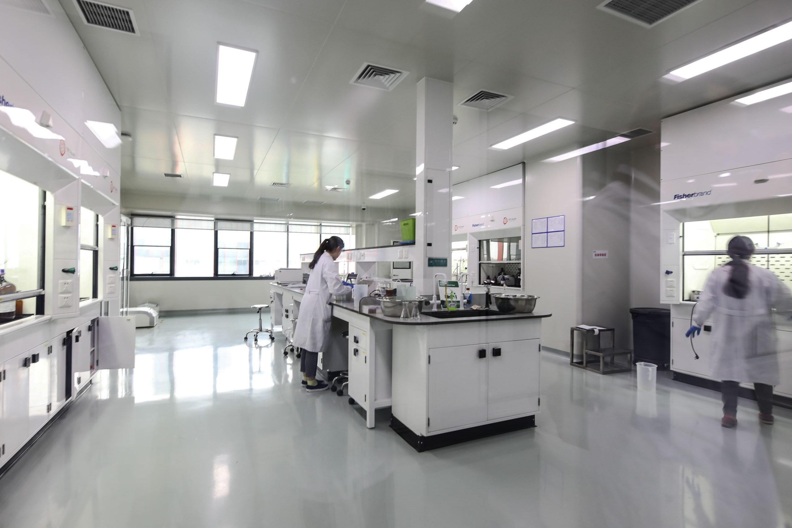 Guía de compra: ¿cómo elegir el equipo adecuado para su mobiliario de laboratorio?