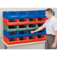 las cajas ensambladas forman un conjunto estable y funcional sin necesidad de apoyarse en un soporte de pared