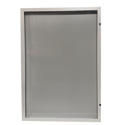 Vitrina de exterior con puerta batiente - Fondo de aluminio - Marco blanco - AME