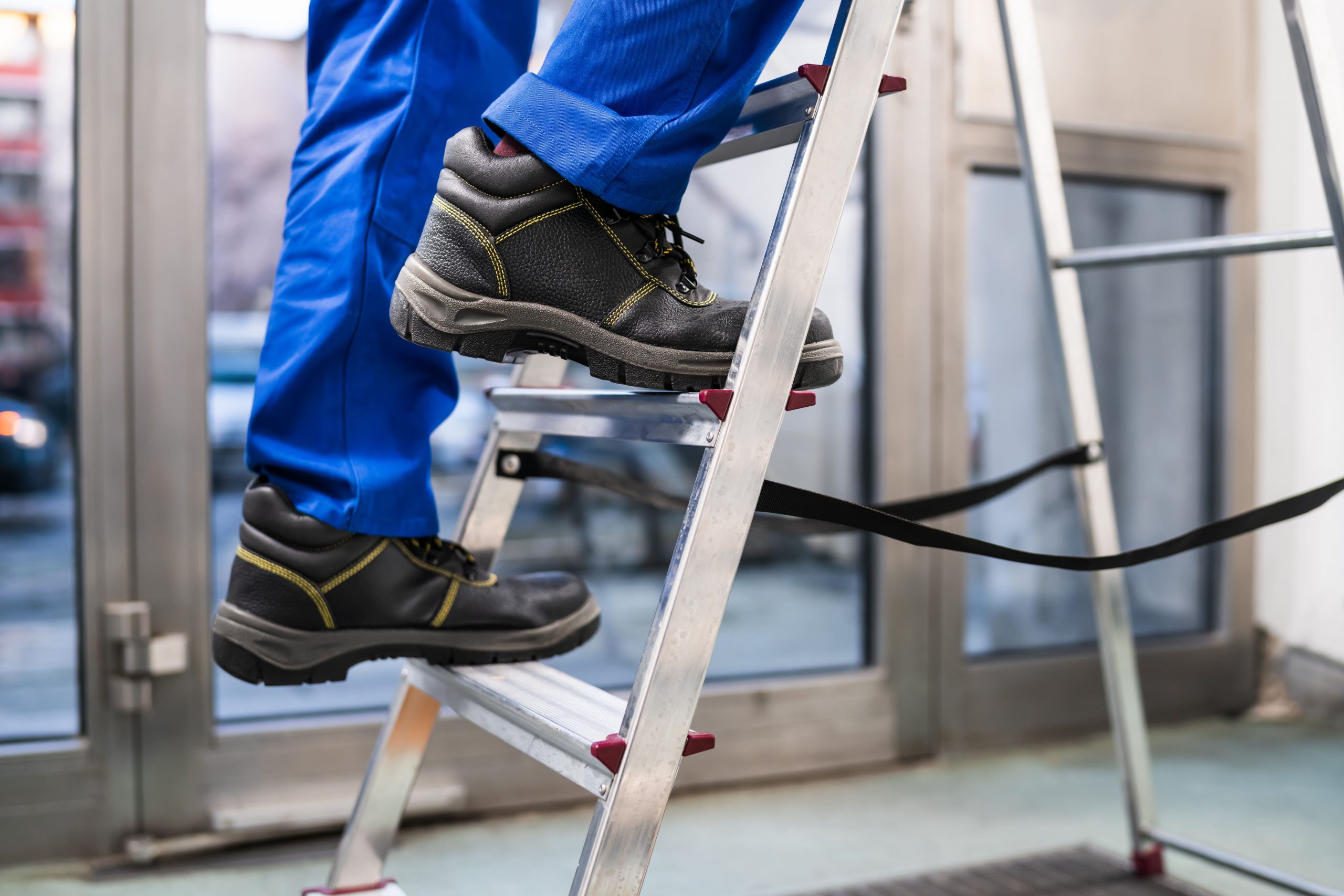 Guía de compra: Encuentra la escalera ideal para tu almacén con Manutan