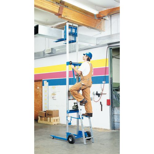 modelo estándar equipado con una escalera de aluminio y ruedas neumáticas modelo estándar equipado con una escalera de aluminio y ruedas neumáticas